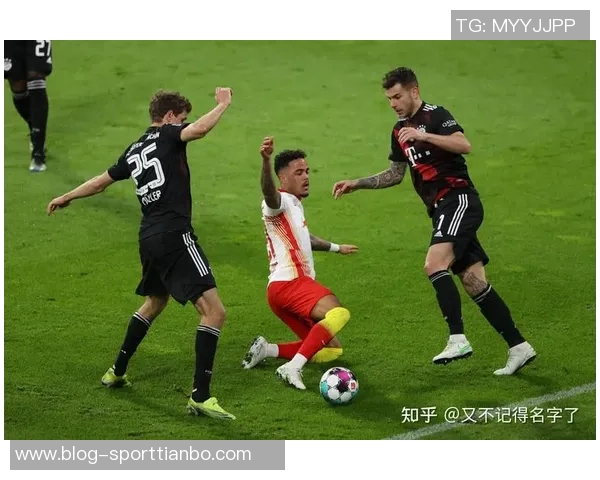 拜仁25-26赛季全家福揭晓夏窗四新援与德超杯奖杯沙拉盘同框亮相